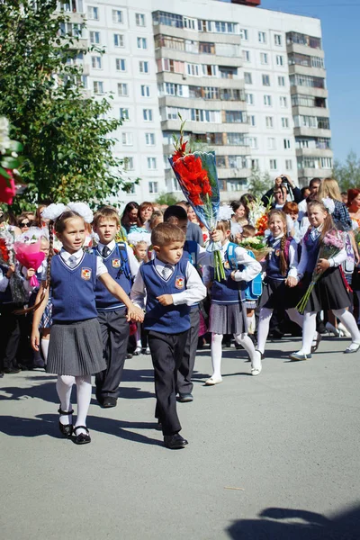 Rússia Setembro 2016 Crianças Escola Primária Com Professores Pais Primeiro — Fotografia de Stock