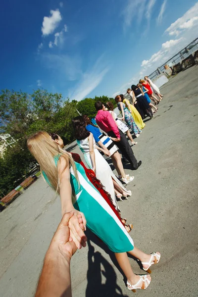 Grupa Pięknych Dobrze Ubranych Młodych Ludzi Iść Ręka Rękę Dla — Zdjęcie stockowe
