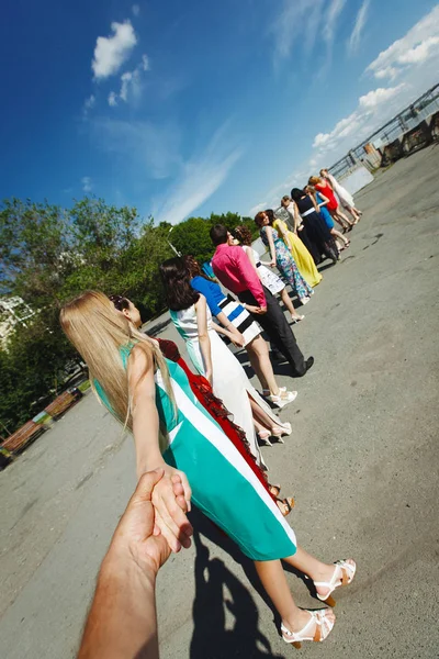 Een Groep Mooie Goed Geklede Jonge Mensen Gaan Hand Hand — Stockfoto