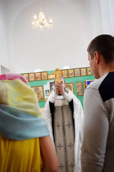 Άνθρωποι Στην Εκκλησία Για Βάπτιση Των Παιδιών Ρωσία — Φωτογραφία Αρχείου
