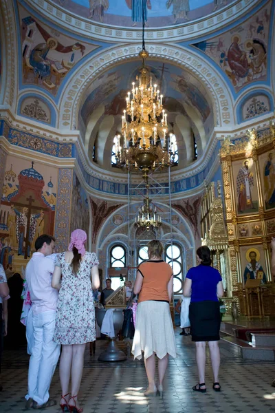 사람들이 교회에서 어린이 러시아의 세례에 — 스톡 사진