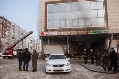 Novosibirsk, Rusya - 5 Şubat 2018: Burning Alışveriş Merkezi, duman ve yok etme