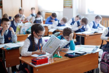 Novosibirsk, Rusya - 26 Mayıs 2018: ilköğretim okulu öğrencileri çalışmada sınıf