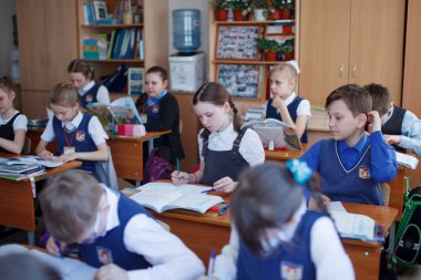 Novosibirsk, Rusya - 26 Mayıs 2018: ilköğretim okulu öğrencileri çalışmada sınıf