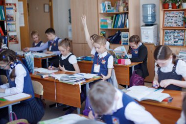 Novosibirsk, Rusya - 26 Mayıs 2018: ilköğretim okulu öğrencileri çalışmada sınıf