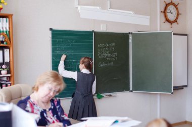 Novosibirsk, Rusya - 26 Mayıs 2018: ilköğretim okulu öğrencileri çalışmada sınıf