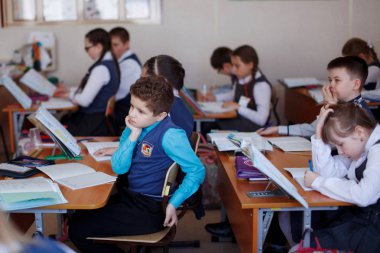 Novosibirsk, Rusya - 26 Mayıs 2018: ilköğretim okulu öğrencileri çalışmada sınıf