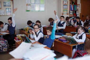 Novosibirsk, Rusya - 26 Mayıs 2018: ilköğretim okulu öğrencileri çalışmada sınıf