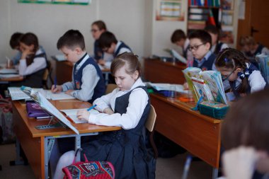 Novosibirsk, Rusya - 26 Mayıs 2018: ilköğretim okulu öğrencileri çalışmada sınıf