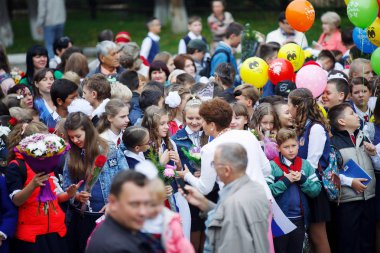 Rusya - 1 Eylül 2016: ilkokul çocukları ile öğretmenler ve veliler okul yılının ilk günü