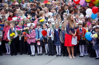 Rusya - 1 Eylül 2016: ilkokul çocukları ile öğretmenler ve veliler okul yılının ilk günü