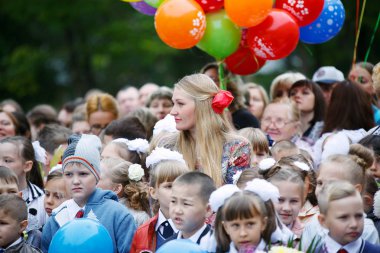 Rusya - 1 Eylül 2016: ilkokul çocukları ile öğretmenler ve veliler okul yılının ilk günü
