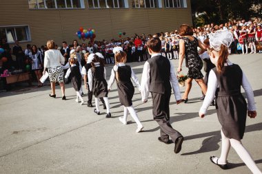 Rusya - 1 Eylül 2016: ilkokul çocukları ile öğretmenler ve veliler okul yılının ilk günü