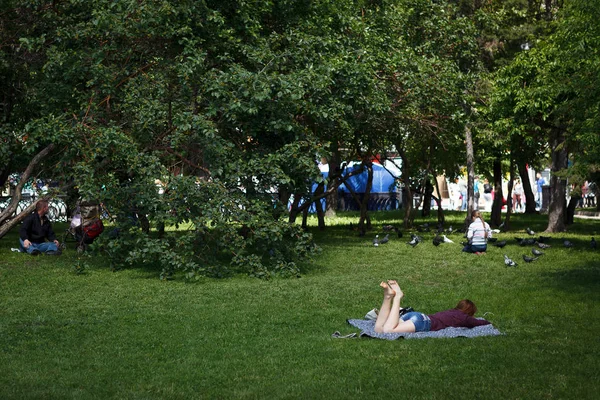 Росія Сибіру Люди Відпочивають Газоні Парку — стокове фото