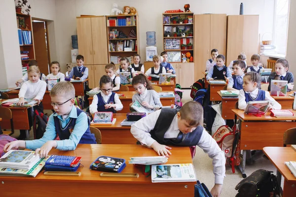 Russland Sibirien März 2017 Schulkinder Sitzen Unterricht Schreibtischen — Stockfoto