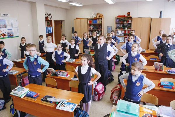 Ρωσία Σιβηρία Μαρτίου 2017 Παιδιά Στο Σχολείο Διάλειμμα Για Ασκήσεις — Φωτογραφία Αρχείου