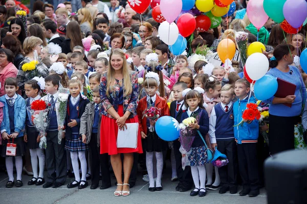 Rússia Setembro 2016 Crianças Escola Primária Com Professores Pais Primeiro — Fotografia de Stock