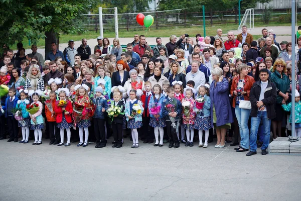 Rusia Septiembre 2016 Niños Primaria Con Maestros Padres Primer Día — Foto de Stock