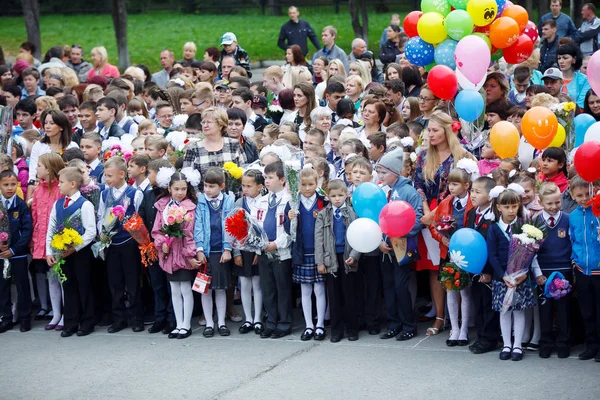 Rusya Eylül 2016 Ilkokul Çocukları Ile Öğretmenler Veliler Okul Yılının — Stok fotoğraf