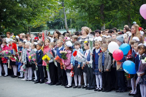 Rússia Setembro 2016 Crianças Escola Primária Com Professores Pais Primeiro — Fotografia de Stock