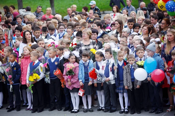 俄罗斯 2016年9月1日 小学生在学年第一天有教师和家长 — 图库照片