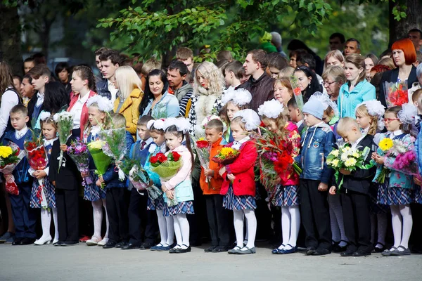 Rusia Septiembre 2016 Niños Primaria Con Maestros Padres Primer Día — Foto de Stock