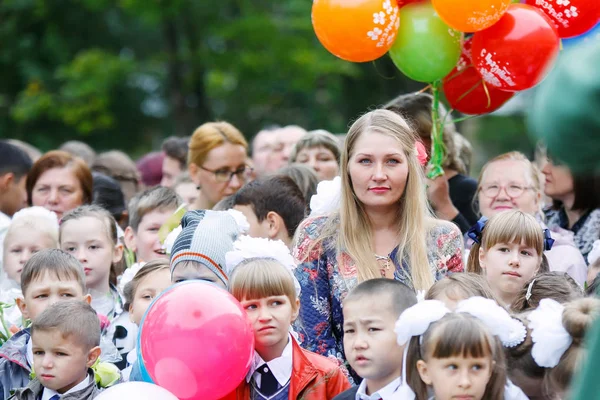 Russland September 2016 Grundschulkinder Mit Lehrern Und Eltern Ersten Tag — Stockfoto