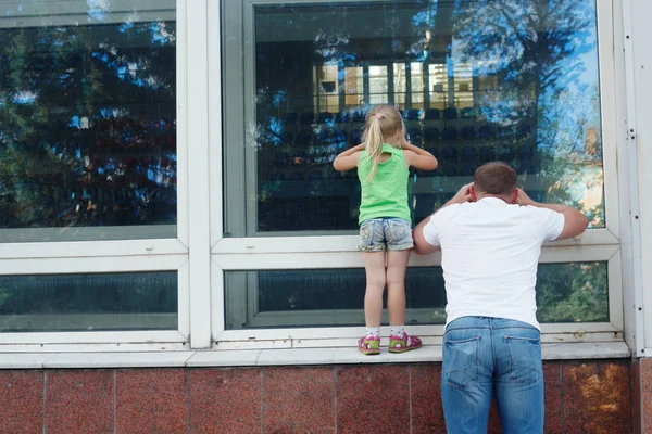 Rusko Sibiř Muž Dítě Vypadají Velkém Okně — Stock fotografie