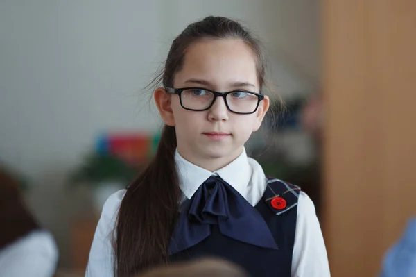 Aranyos Lány Szemüveges Ülő Iskolapad Iskolában — Stock Fotó