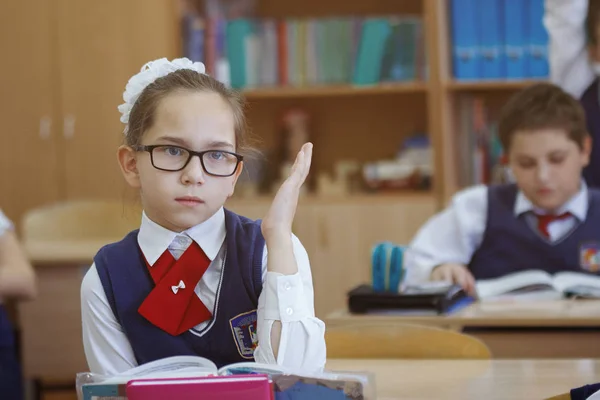 Schülerin Mit Brille Sitzt Schulklasse Schreibtisch — Stockfoto