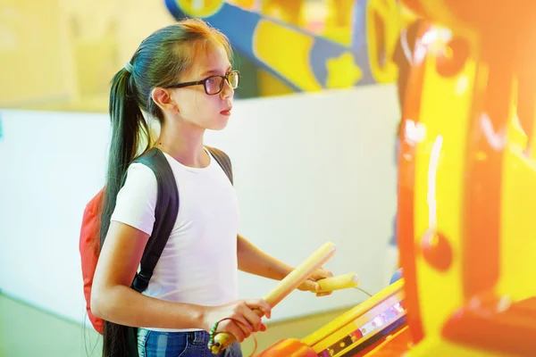 Schattig Meisje Arcade Spelmachine Spelen Bij Amusement Park — Stockfoto