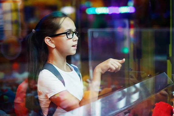 Nettes Mädchen Weißem Shirt Mit Rucksack Und Brille Beim Arcade — Stockfoto