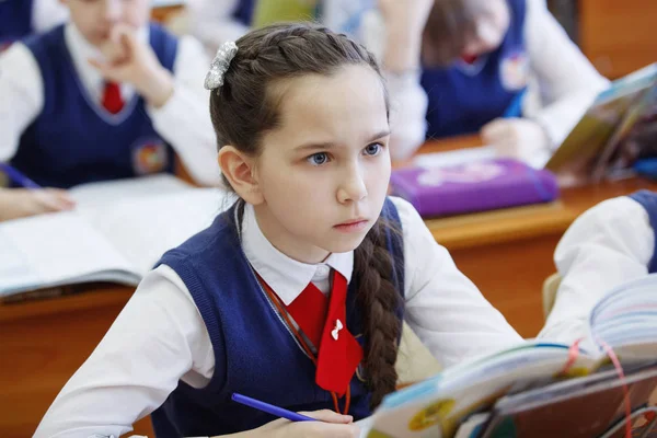 Schüler Schreibtisch Denken Und Entscheiden Die Aufgabe Der Schule Grundschulbildung — Stockfoto