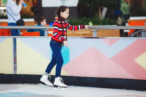 Fille Mignonne Apprendre Patiner Intérieur Sur Glace Dans Centre Commercial — Photo