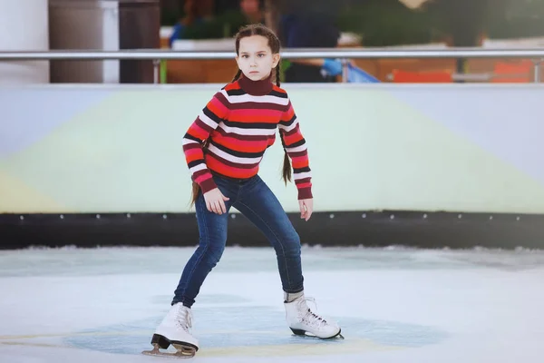 Fille Mignonne Apprendre Patiner Intérieur Sur Glace Dans Centre Commercial — Photo