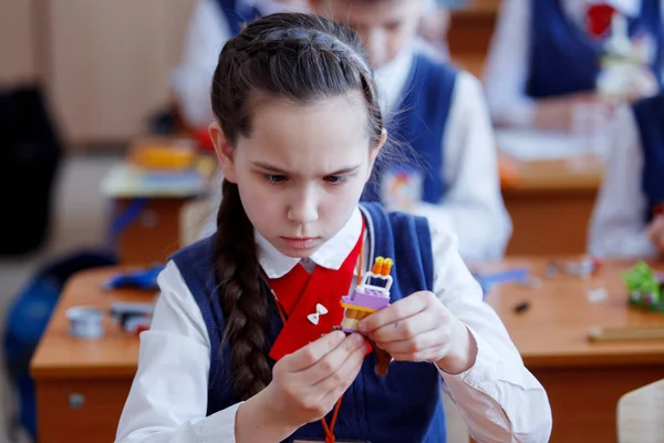 Schüler Spielen Der Grundschule Mit Baukastenbausteinen — Stockfoto