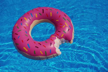 Suda bir donut olarak şişme Yüzme Havuzu. Yaz sağlıklı dinlenme kavramı.
