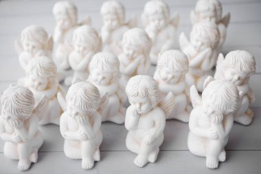 küçük minyatür heykeller meleklerin kanatları, seçici odak ile