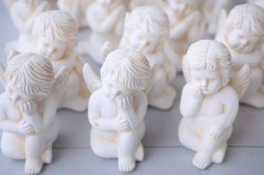 küçük minyatür heykeller meleklerin kanatları, seçici odak ile