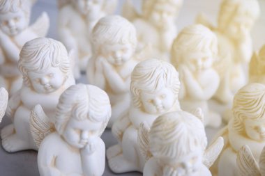 küçük minyatür heykeller meleklerin kanatları, seçici odak ile