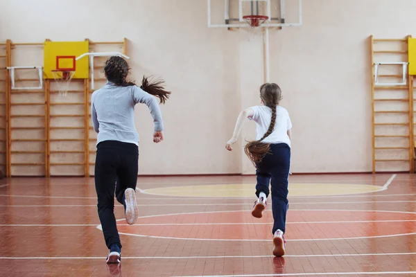 Estudantes Escola Primária Uma Lição Esporte Dentro Casa Crianças Correm — Fotografia de Stock
