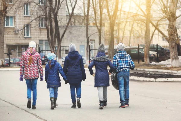 Kinderen Oppakken Prullenbak Schoolplein Concept Van Milieubescherming — Stockfoto