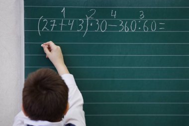 Öğrenciler yazar yazı tahtası tebeşir numara, matematiksel görevleri çözer