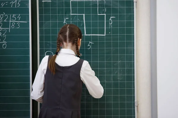 Ученики Пишут Доске Мелом Номер Решает Математические Задачи — стоковое фото