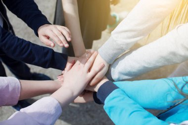 genç grup birleşen, ekip çalışması ve birlik kavramı eller