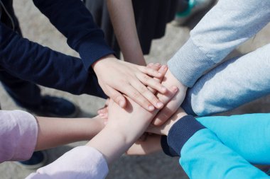 genç grup birleşen, ekip çalışması ve birlik kavramı eller