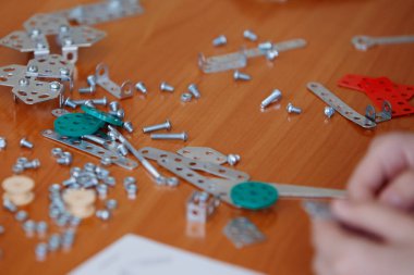 Okul İlköğretim Okulu bir derste, kit plastik blok bina oynamak