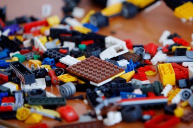 Okul İlköğretim Okulu bir derste, kit plastik blok bina oynamak