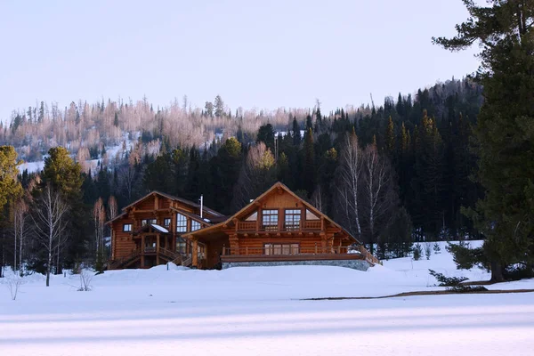 Dom Drewna Zimie Alpejskich Gór — Zdjęcie stockowe