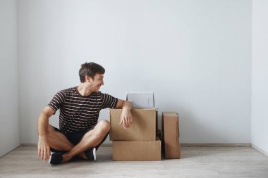 Karton kutular arasında onarımı sonrası yeni evinde katta oturan genç adam